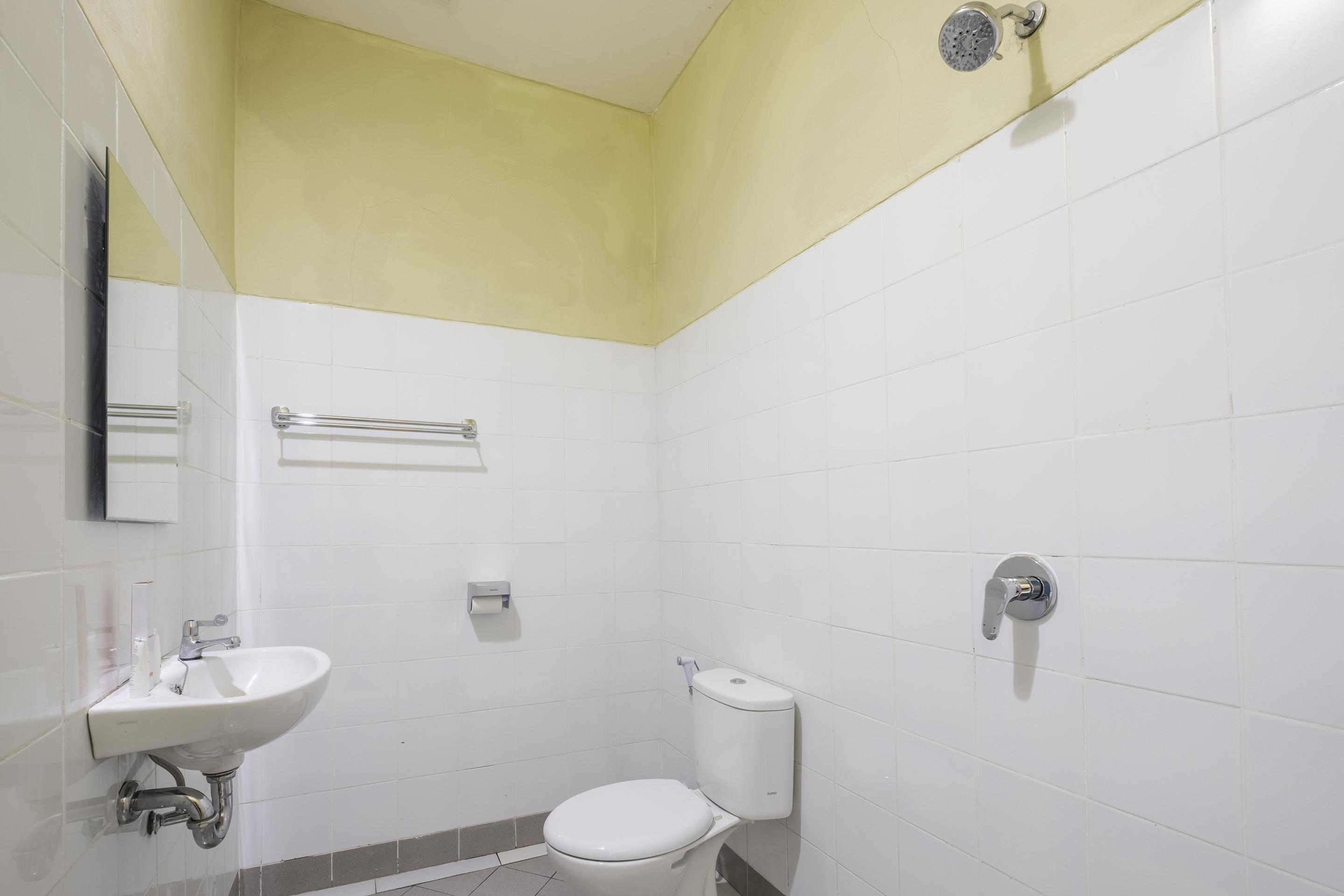 OYO 1568 Stasiun Ka Cirebon Guest House Exterior foto