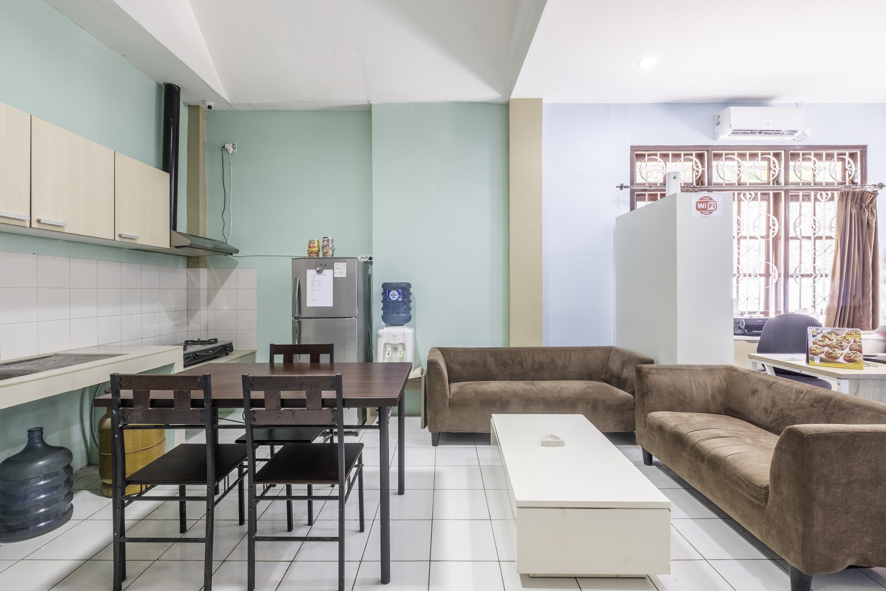 OYO 1568 Stasiun Ka Cirebon Guest House Exterior foto